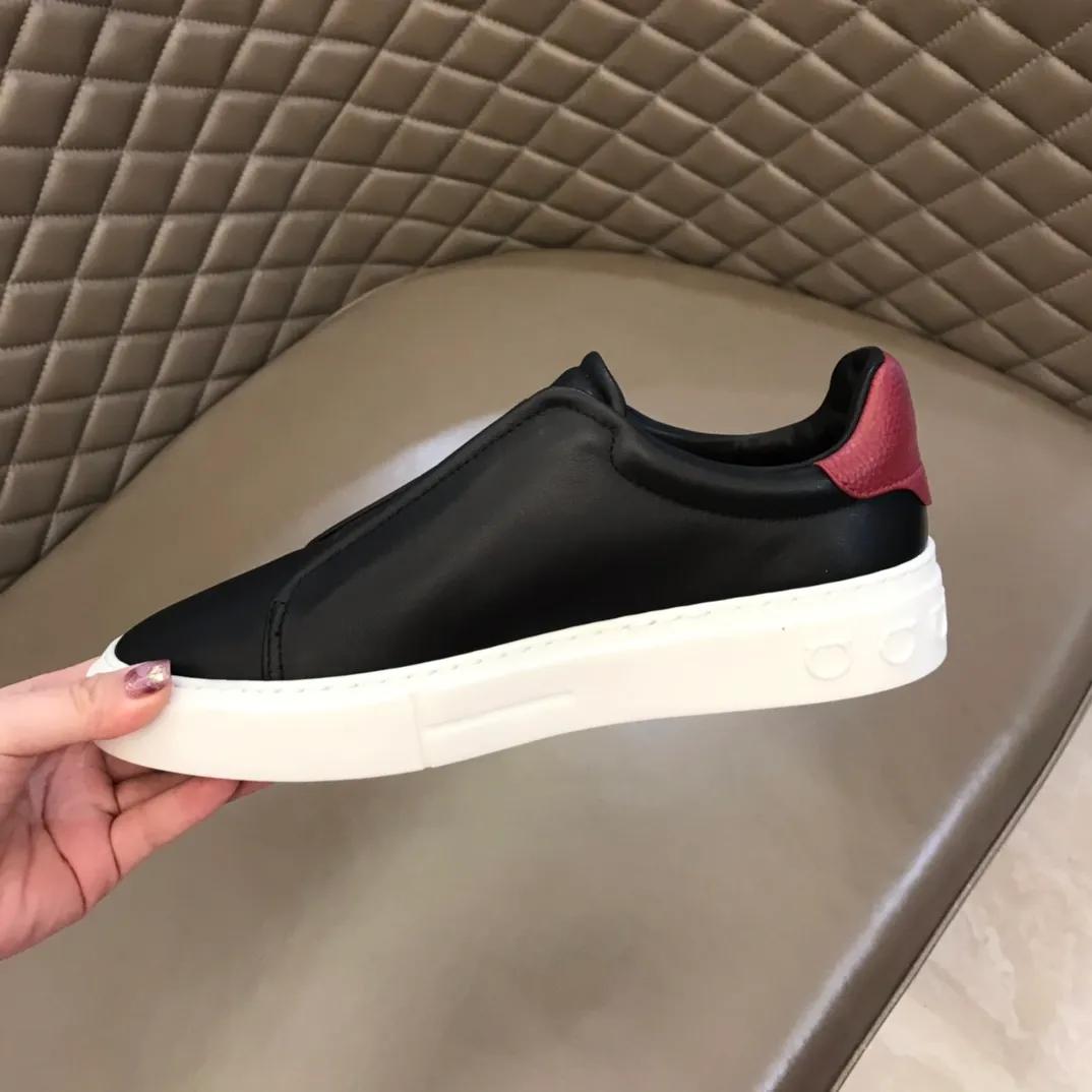 p400【Salvatore Ferraga**】New men's low-top casual shoes! Top-quality cow products, original lasts, made of imported cowhide, first-class texture, first-layer sheepskin lining! Original outsole! The details are exquisite and the style is versatile and upscale! Decorated with a three-dimensional Gancini logo, the back of the tongue and lace-up piping add a pop of color. The high-tech sole features a holographic pattern and Gancini details, making it ideal for a practical yet stylish everyday look. Code number 38-44 (45 can be customized)